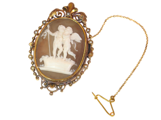 Victorian cameo brooch/pendant with locket depicting Cupid and Bacchus Stomp Grapes, Autumn after Thorvaldsen by Artista Sconosciuto