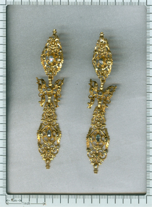 300 yrs old antique long pendent earrings with rose cut diamonds high carat gold by Artista Desconhecido