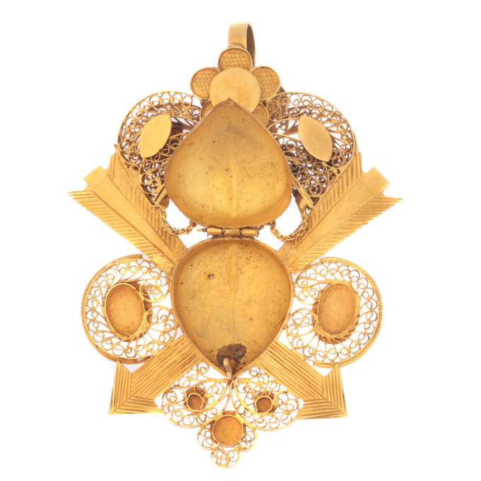 Late 18th Century Georgian arrow pierced heart locket pendant in gold filigree by Onbekende Kunstenaar