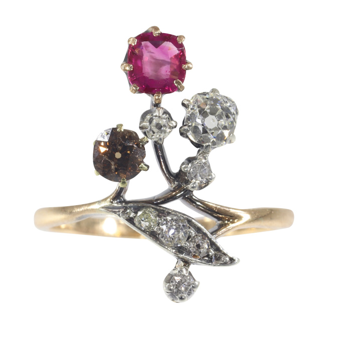 Vintage antique gold ring with fancy colour diamond, natural ruby and old mine cut diamonds by Artista Desconocido