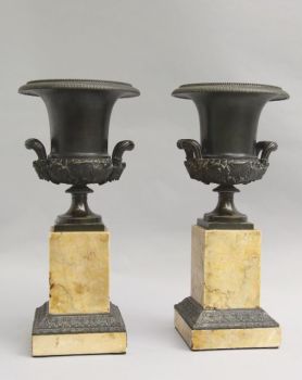 Bronze Medici vases on marble bases, France by Artiste Inconnu