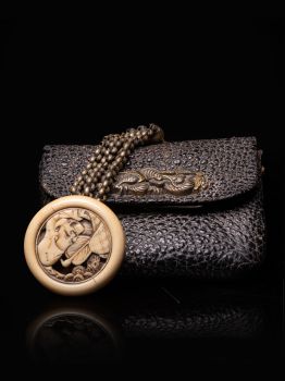 19th C JAPANESE TOBACCO POUCH IN GIANT SALAMANDER SKIN WITH A DRAGON-SHAPED CLOSURE,MADE OF SILVER PLATED BRONZE. by Artista Desconhecido