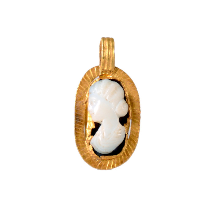  Gold pendant with portrait cameo by Unknown Artist