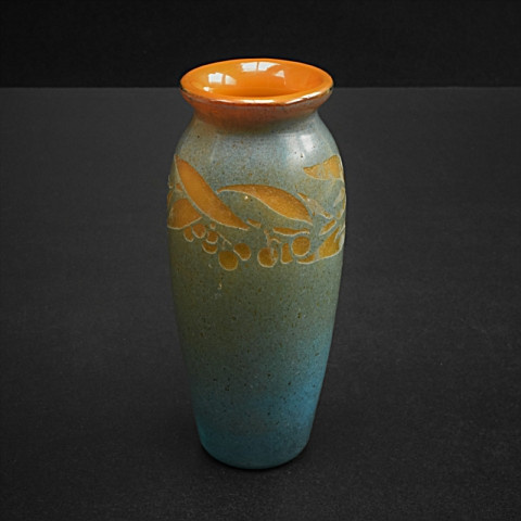 Vase attributed to Degue by Artista Desconocido