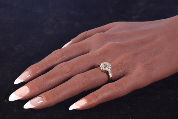 Vintage 1920's Belle Epoque / Art Deco diamond engagement ring with fancy colour center brilliant by Artista Desconocido