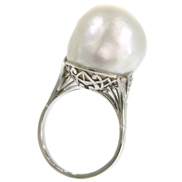 Platinum Art Deco ring with certified pearl and diamonds (ca. 1920) by Artiste Inconnu