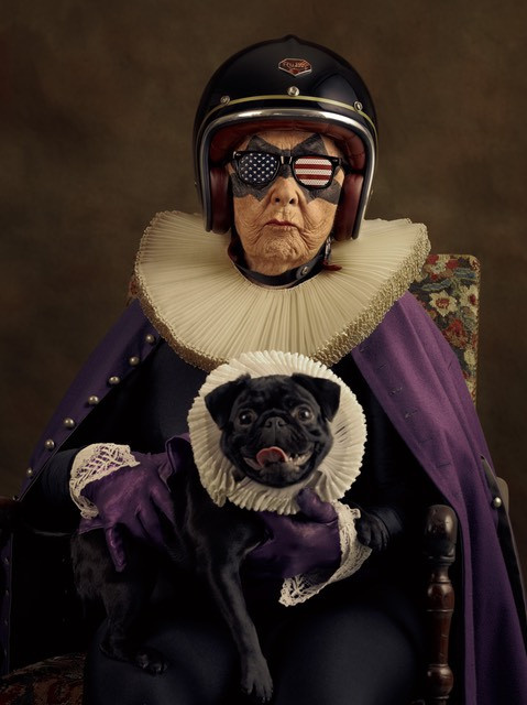 Portrait d’une Vieille femme sombre avec son chien encore plus sombre sur les genoux by Sacha Goldberger