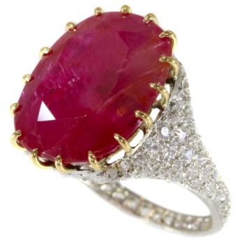 Magnificent platinum Art Deco diamond ring with huge untreated ruby of 13.5 crt by Unknown Artist