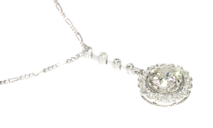 Platinum Art Deco diamond pendant on necklace by Artista Desconocido