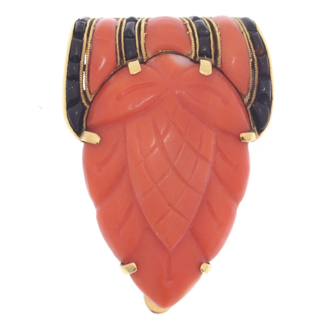 Truly magnificent Art Deco clip, typical Japonism, coral and carre cut onyx by Artista Sconosciuto