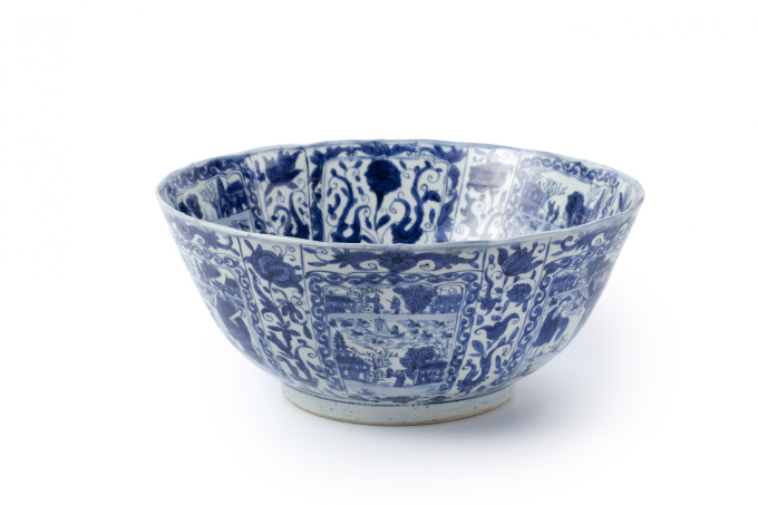 Three large Chinese blue and white ‘kraak porselein’ bowls by Artista Sconosciuto