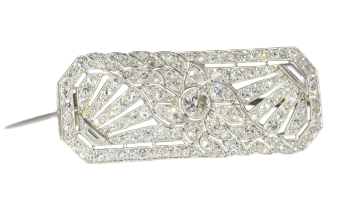 French platinum Art Deco diamond brooch by Artista Desconocido