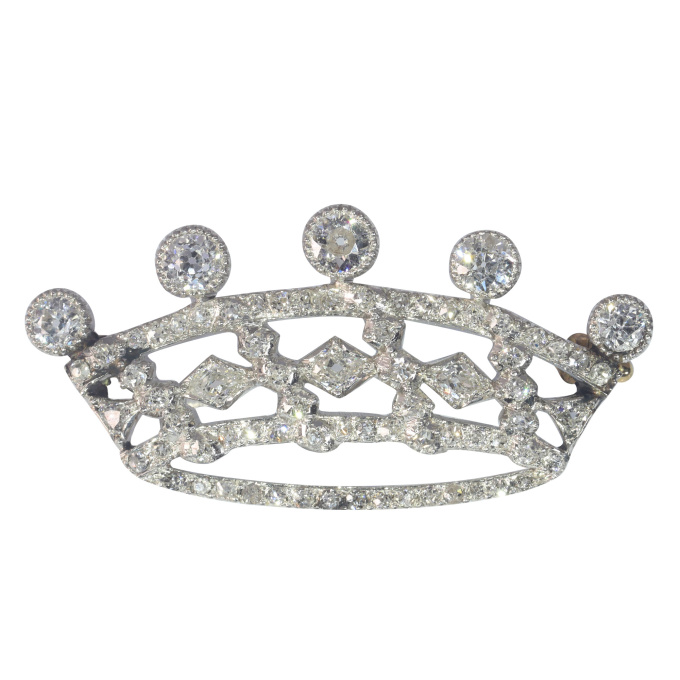 Vintage 1920's Art Deco platinum brooch presenting a crown set with diamonds by Artista Desconhecido