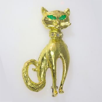 Vintage Sixties 18K gold cat brooch with diamond collar and emerald eyes by Artista Desconocido