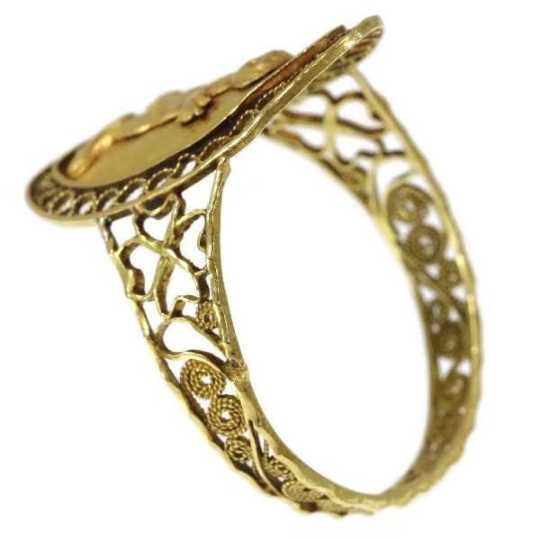 Large Antique French love and luck gold ring with cute little Amor by Artista Sconosciuto