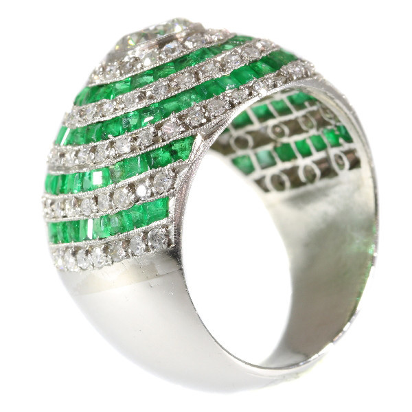 Magnificent diamond and emerald platinum Art Deco ring by Onbekende Kunstenaar