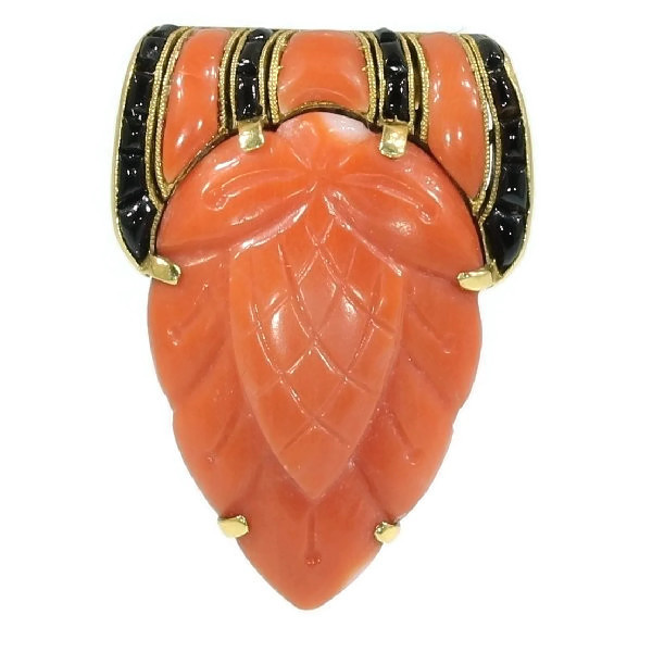 Truly magnificent Art Deco clip, typical Japonism, coral and carre cut onyx by Artiste Inconnu