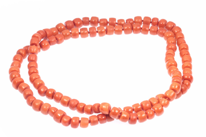 Antique blood coral long necklace with thick beads by Artista Desconocido