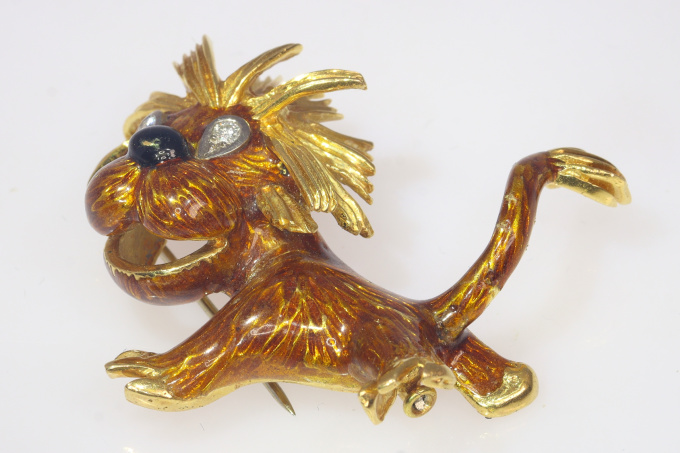 Vintage Fifties amusing 18K enameled gold lion with diamond eyes by Artiste Inconnu