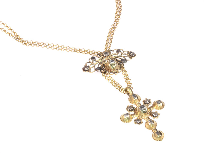 18th Century gold and diamond cross on necklace with table rose cut diamonds by Artista Desconhecido