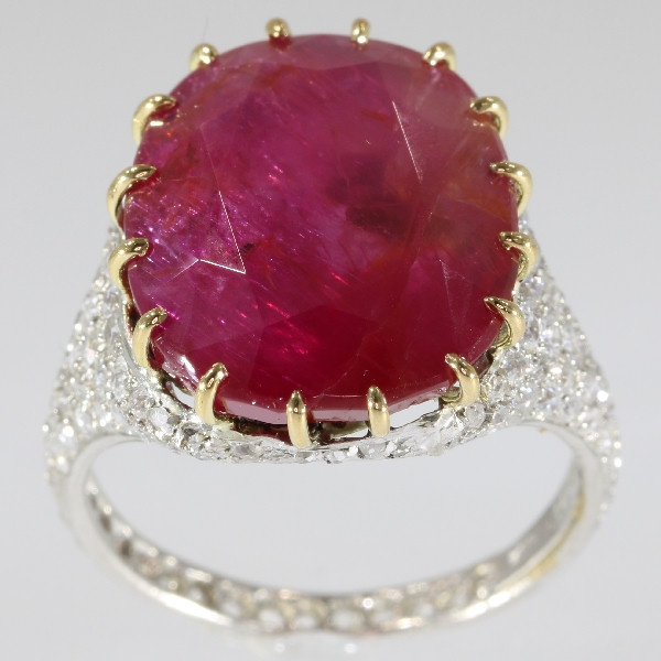 Magnificent platinum Art Deco diamond ring with huge untreated ruby of 13.5 crt by Artista Sconosciuto