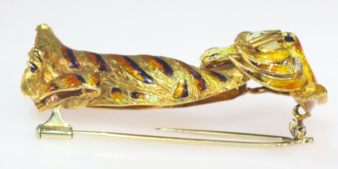 Amusing typical Fifties gold animal brooch enameled tiger with diamond eyes by Artista Desconhecido