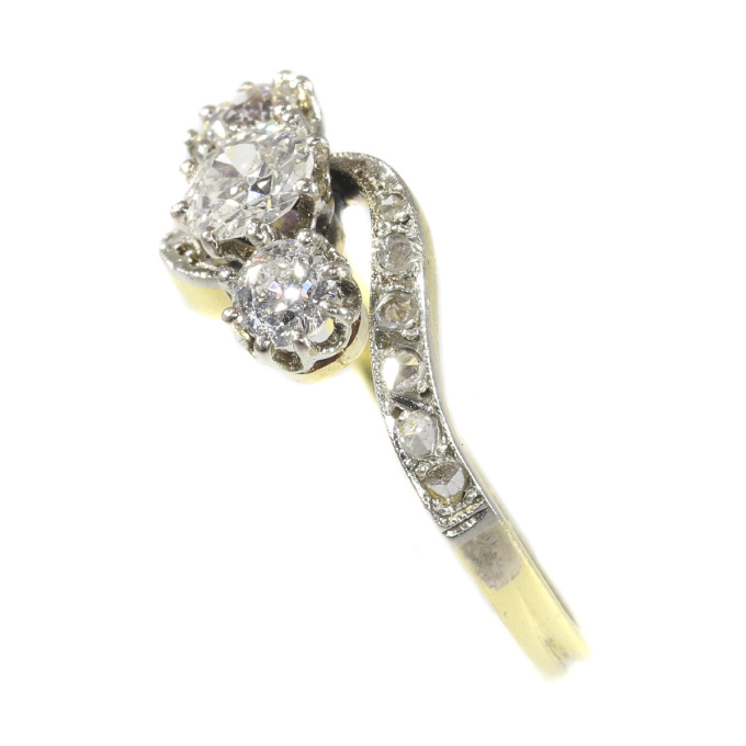 Victorian diamond cross-over ring engagement ring by Artista Desconhecido