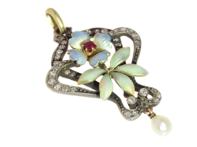 Austria-Hungarian late Victorian early Art Nouveau diamond and enamel pendant by Artista Sconosciuto