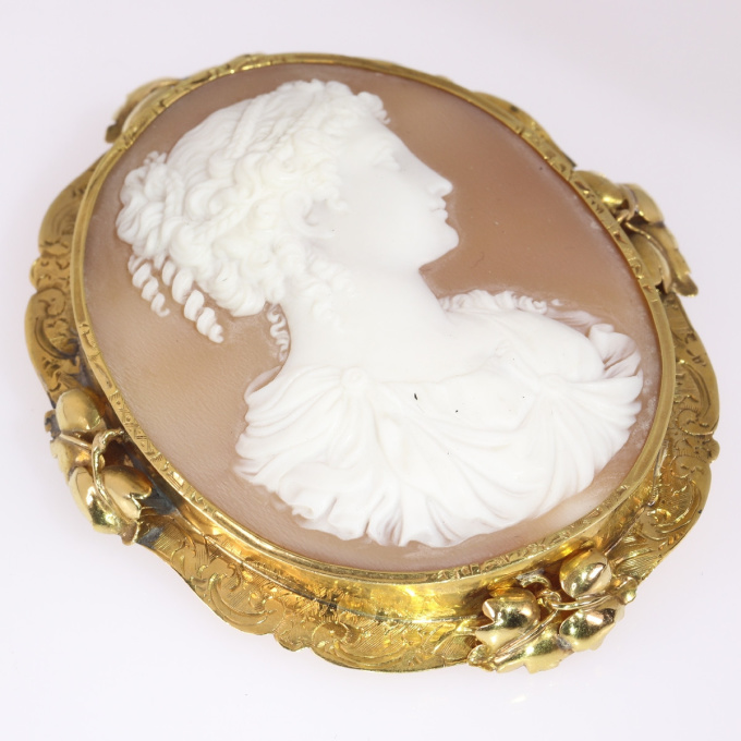 High quality Victorian antique shell cameo mounted in gold brooch by Unknown artist