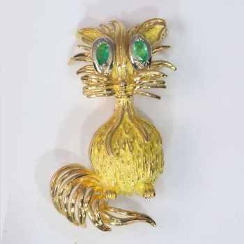 Vintage Fifties 18K gold brooch cat as cartoon character with emerald eyes by Unknown Artist