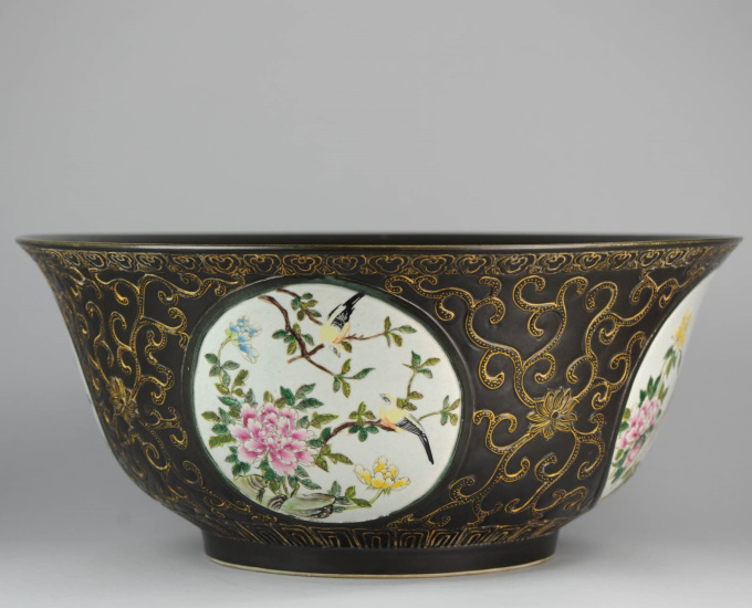 Huge Famille Noire bowl in QianJiang style, Minguo period (1912-1948) by Unknown Artist
