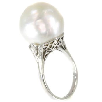 Platinum Art Deco ring with certified pearl and diamonds (ca. 1920) by Unknown Artist