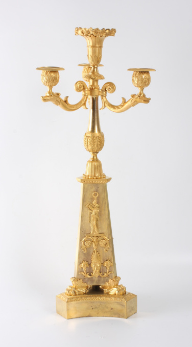 A pair of large French Empire Ormolu 4-light candelabra, circa 1810 by Artista Desconhecido