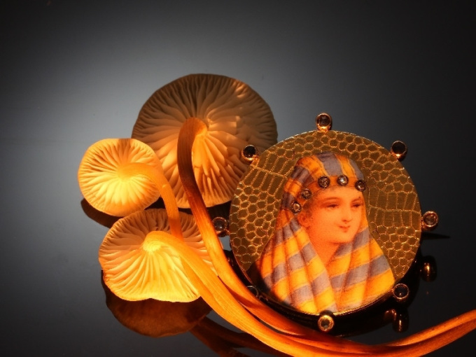 Typical late 19th cent. gold enameled brooch with bedouin woman by Artista Desconhecido