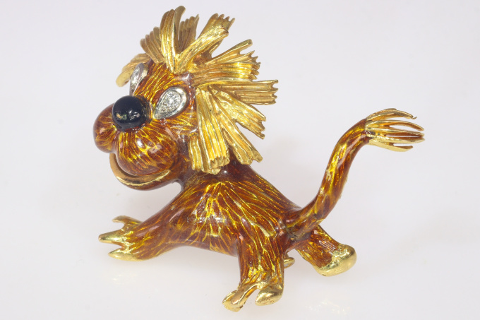 Vintage Fifties amusing 18K enameled gold lion with diamond eyes by Artista Sconosciuto