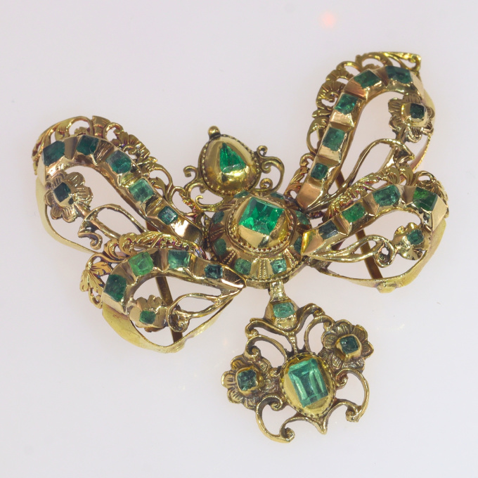 Antique gold bow pendant with emeralds second half 17th Century by Onbekende Kunstenaar