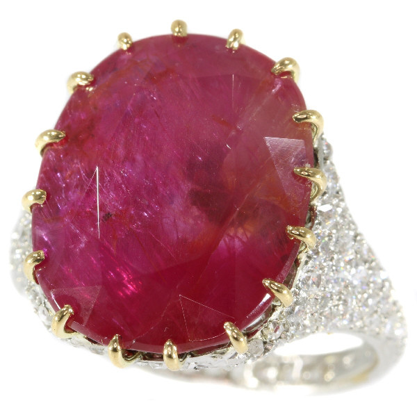 Magnificent platinum Art Deco diamond ring with huge untreated ruby of 13.5 crt by Artista Sconosciuto