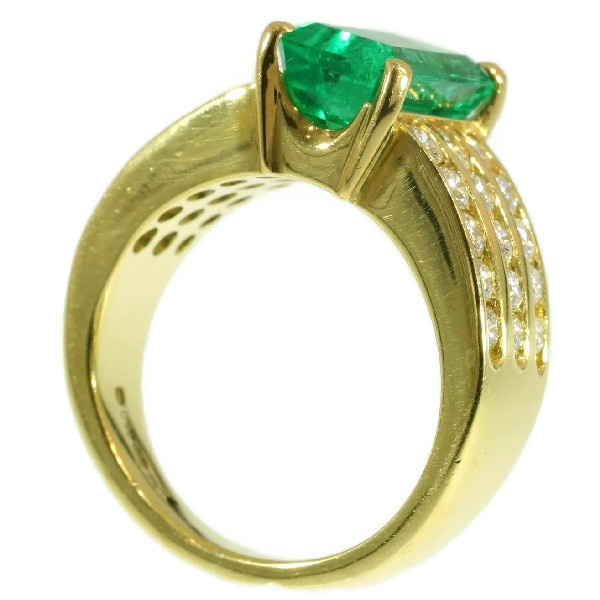 Vintage Kutchinsky 2.33 Carat Natural Emerald & Diamond 18 Karat Yellow Gold Ring by Onbekende Kunstenaar