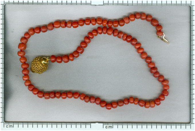 Dutch Victorian antique coral bead necklace with gold filigree closure by Artista Sconosciuto