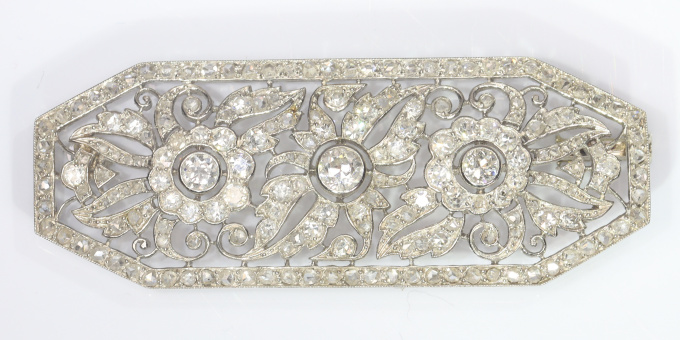 French Vintage Art Deco diamond brooch set in platinum by Onbekende Kunstenaar