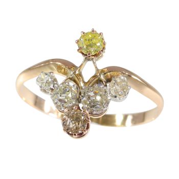 Vintage antique diamond engagement ring with fancy colour diamonds by Artista Sconosciuto