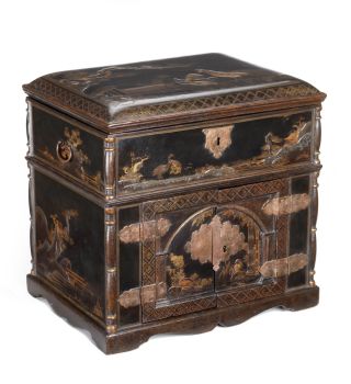A Japanese lacquer Transitional-style chest in the early pictorial-style by Artista Sconosciuto