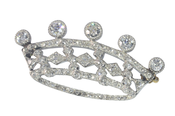 Vintage 1920's Art Deco platinum brooch presenting a crown set with diamonds by Artista Sconosciuto