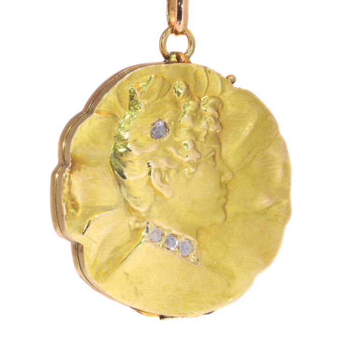 Vintage Belle Epoque 18K gold locket with ladies head and rose cut diamonds by Artista Desconhecido