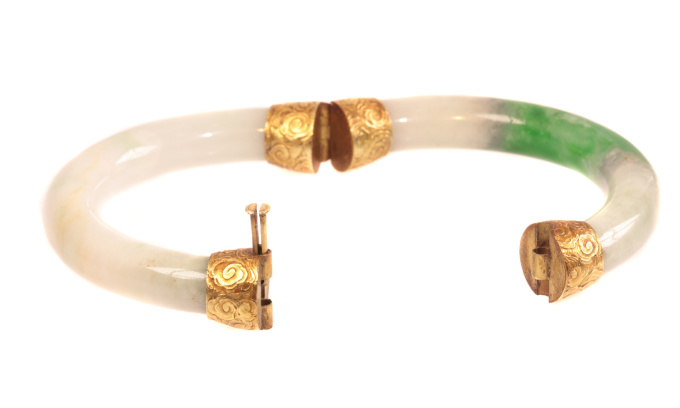 Victorian A-jade certified bangle with 18K gold closure and hinge by Unknown artist