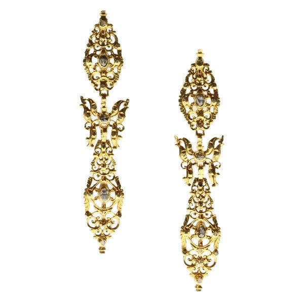 300 yrs old antique long pendent earrings with rose cut diamonds high carat gold by Artista Desconocido