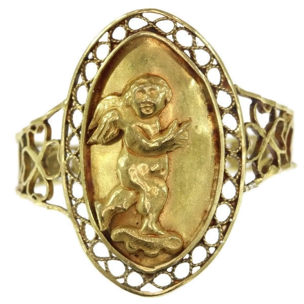 Large Antique French love and luck gold ring with cute little Amor by Artista Sconosciuto