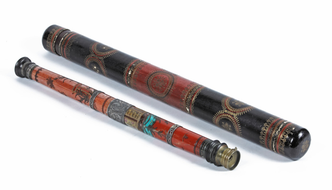AN EXTREMELY RARE JAPANESE GLASS TELESCOPE WITH LACQUERED LEATHER CASE by Artista Desconhecido