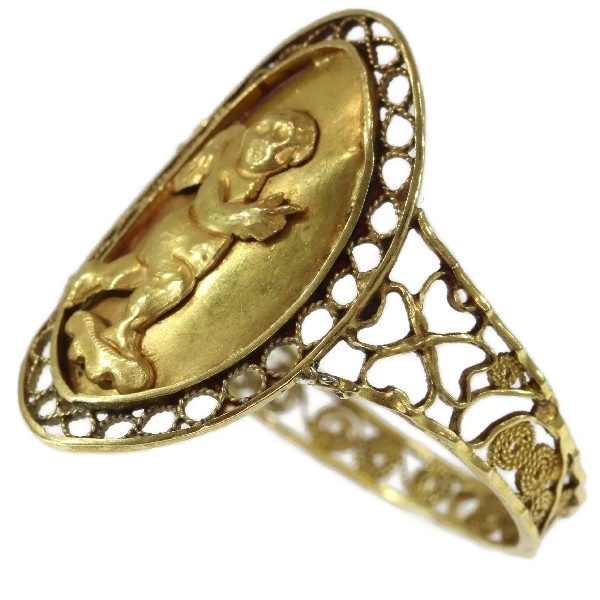 Large Antique French love and luck gold ring with cute little Amor by Artista Desconocido