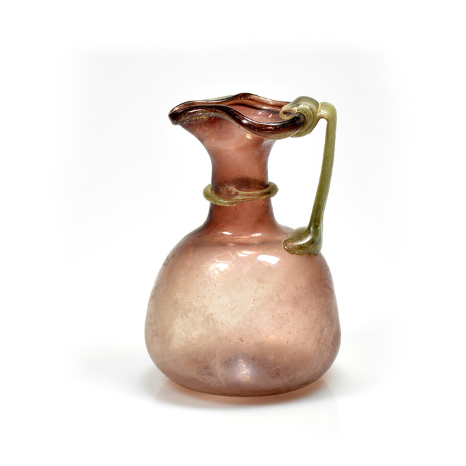 A Roman purple glass jug, ca. 4th century AD by Artista Sconosciuto